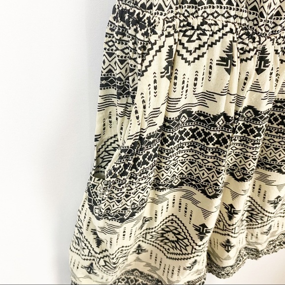 H&M Divided
Woman’s Size 4 Romper Shorts - Picture 3 of 7